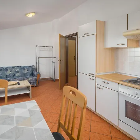 Stunning In With Kitchen דירה
